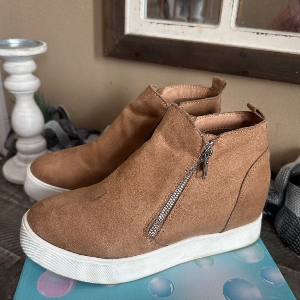 Soda Taylor Hidden Fahsion Wedge Sneaker Shoes Side Zipper Tan Suede Size 8.5